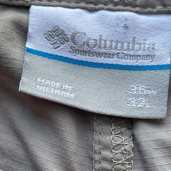 Columbia Tan Cargo Shorts, Size 38 - Picture 2 of 13